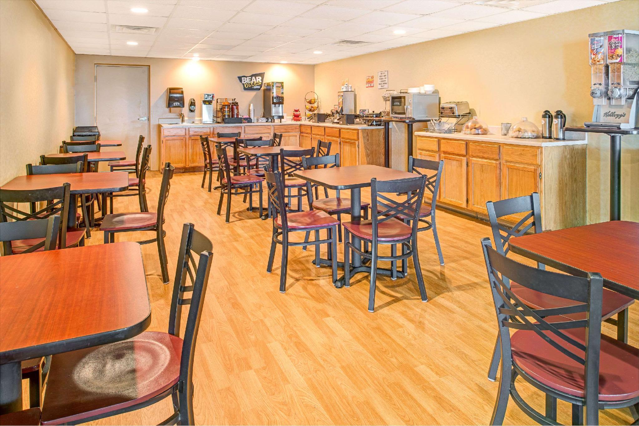 Travelodge By Wyndham Lincoln Airport I-80 Extérieur photo